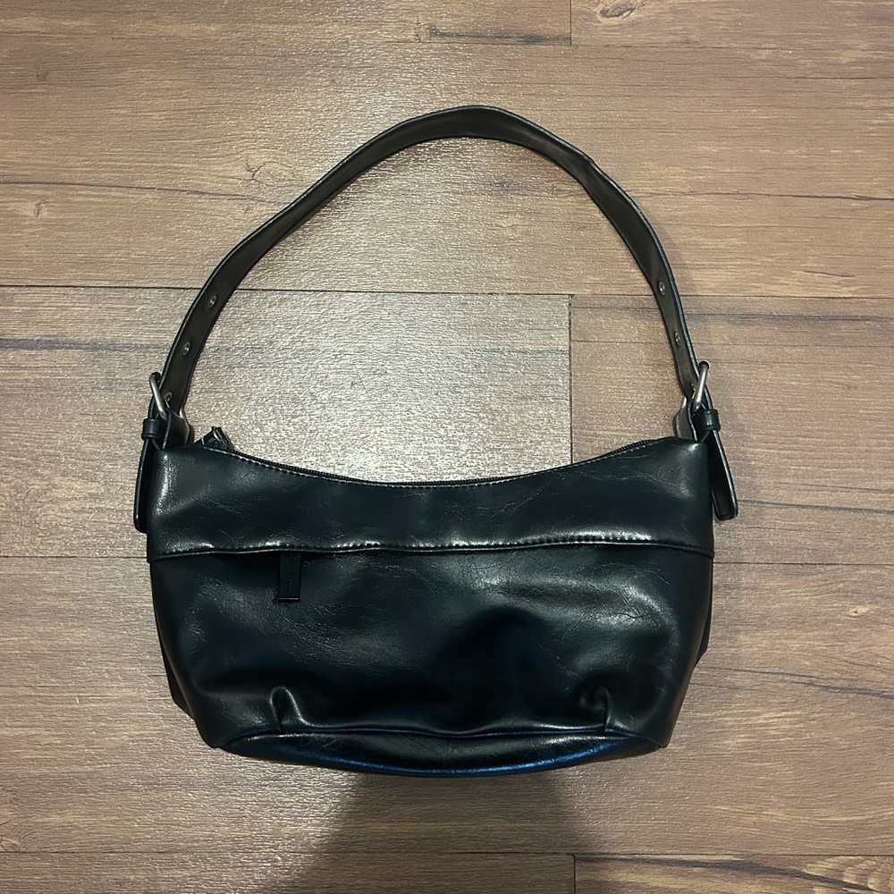 Classic Black Shoulder Bag – Sleek Everyday Carry